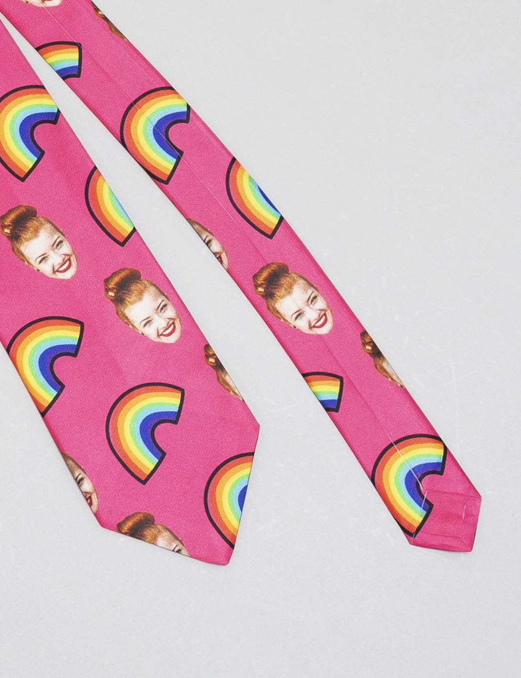 custom tie with faces